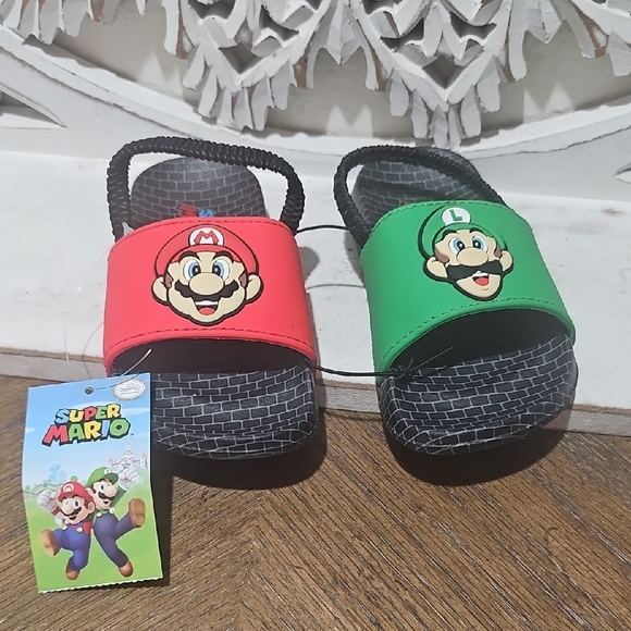 NEW Nintendo Super Mario Red and Green Slide Sandals Boys 7/8 - Picture 1 of 3